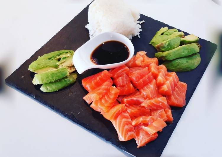 Sashimis de saumon ๐  avocat et riz blanc